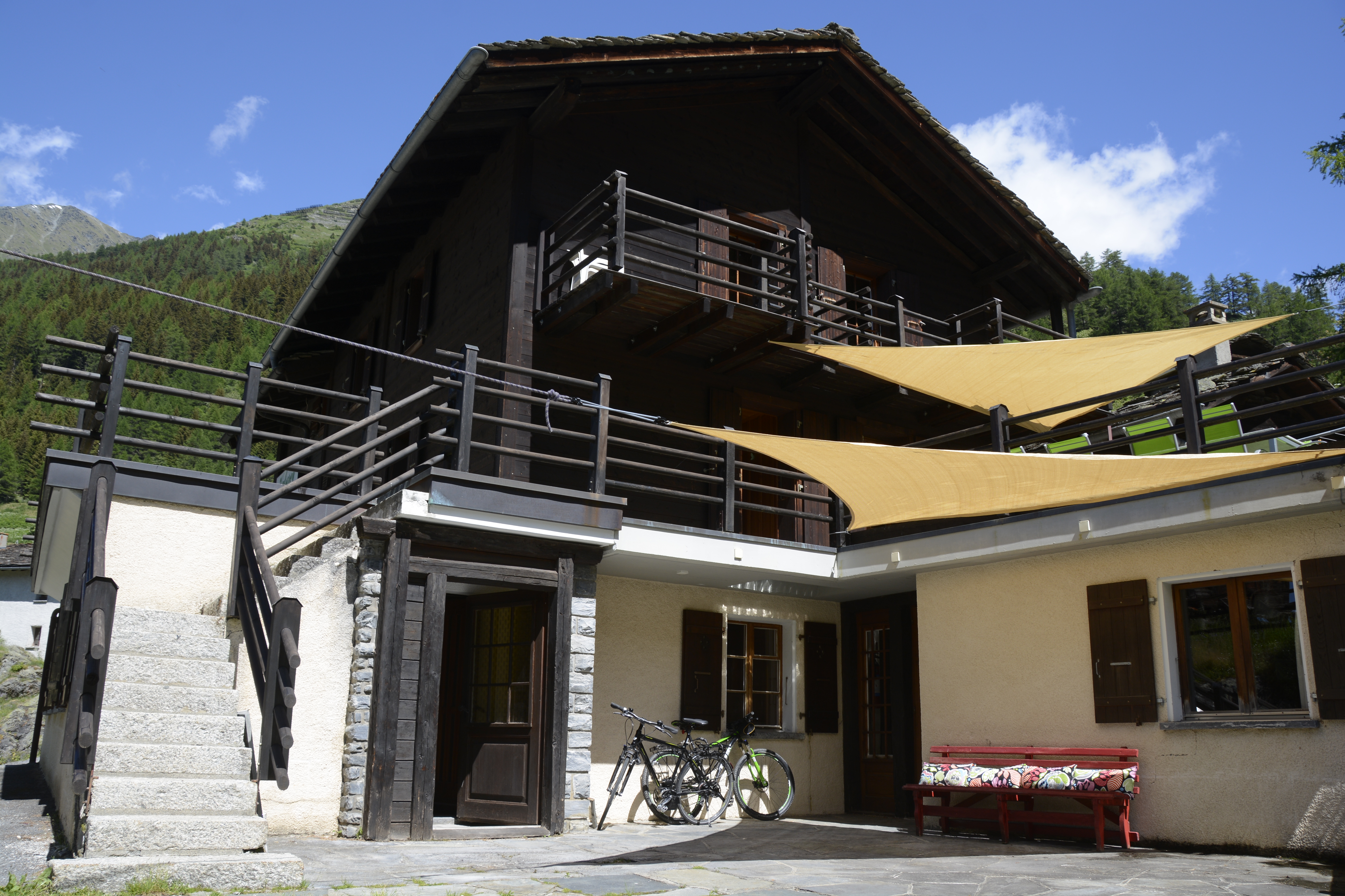 Bâtiment de Bourg-Saint-Pierre — Blue Hébergement
