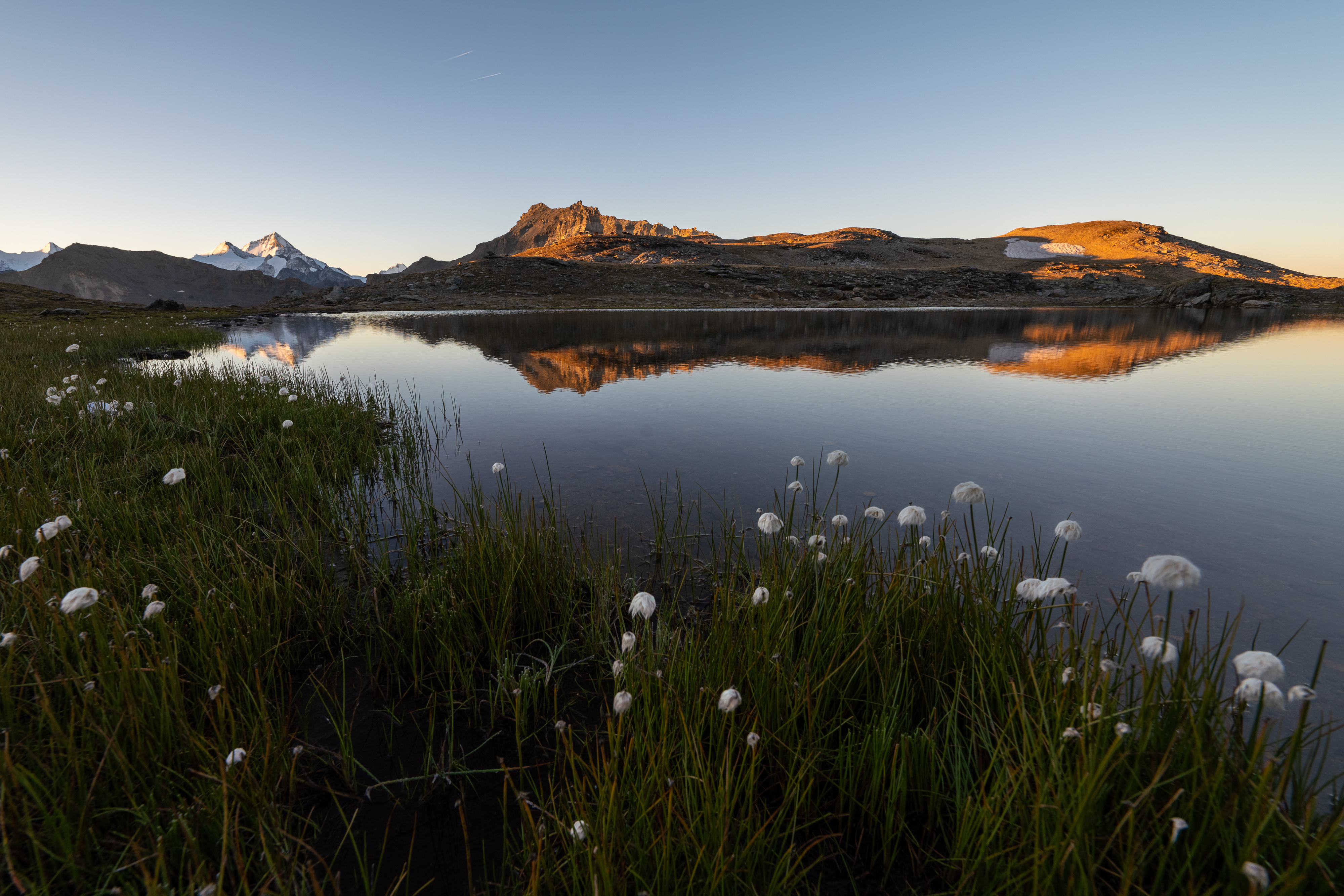 Lac de montagne reflétant les sommets alpins