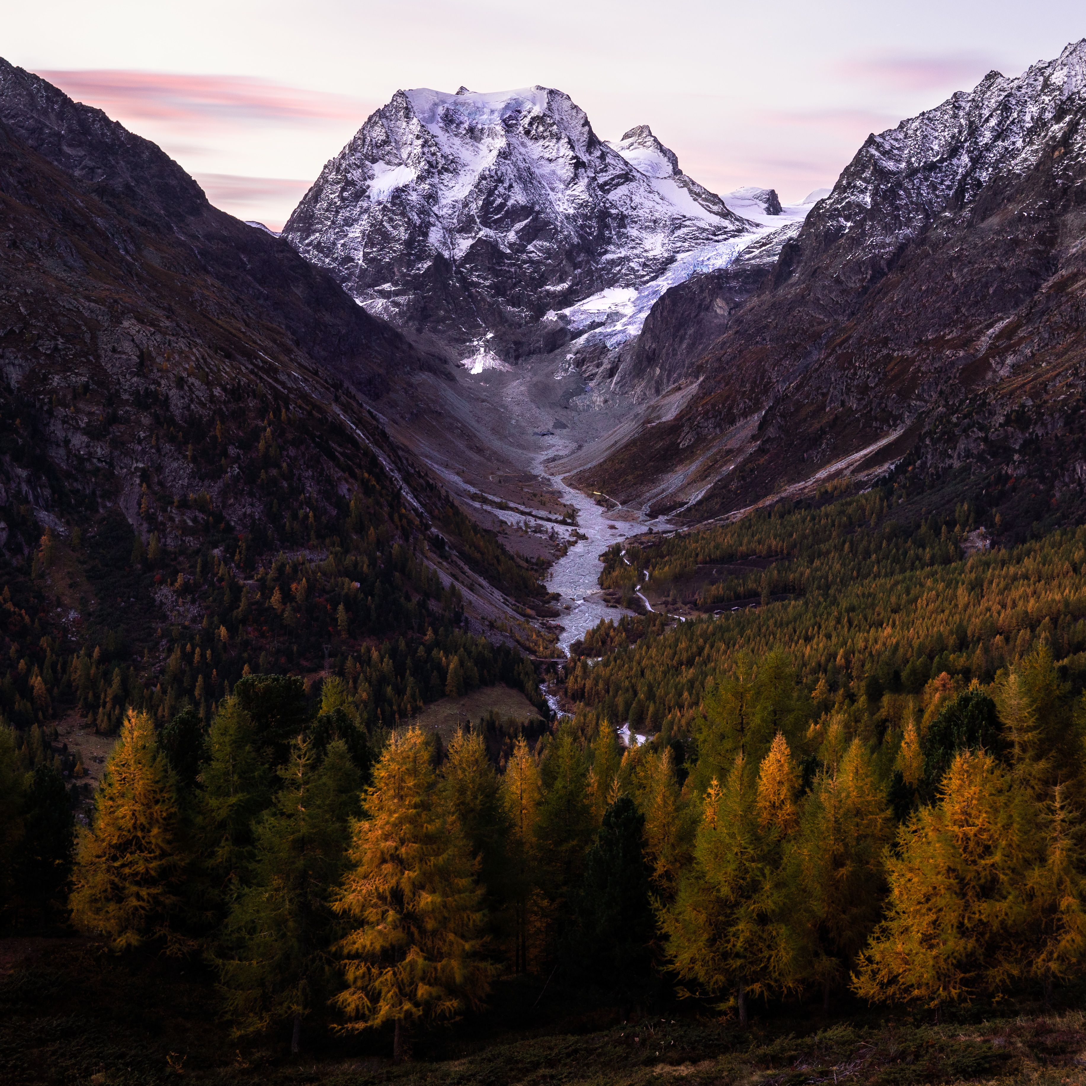 Rivière de montagne en automne — Alpes
